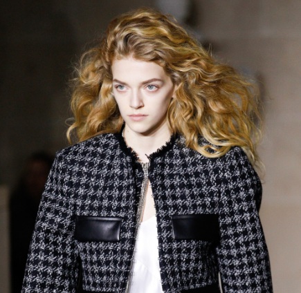 0182a LOUIS VUITTON - Big Hair Is Back In A Big Way For Fall 2017