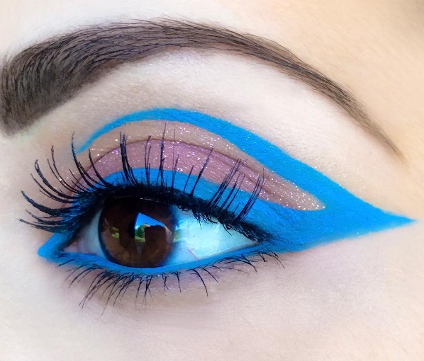 9270f BLUE EYELINER 1 1 - The Coolest New Ways To Update Your Eyeliner
